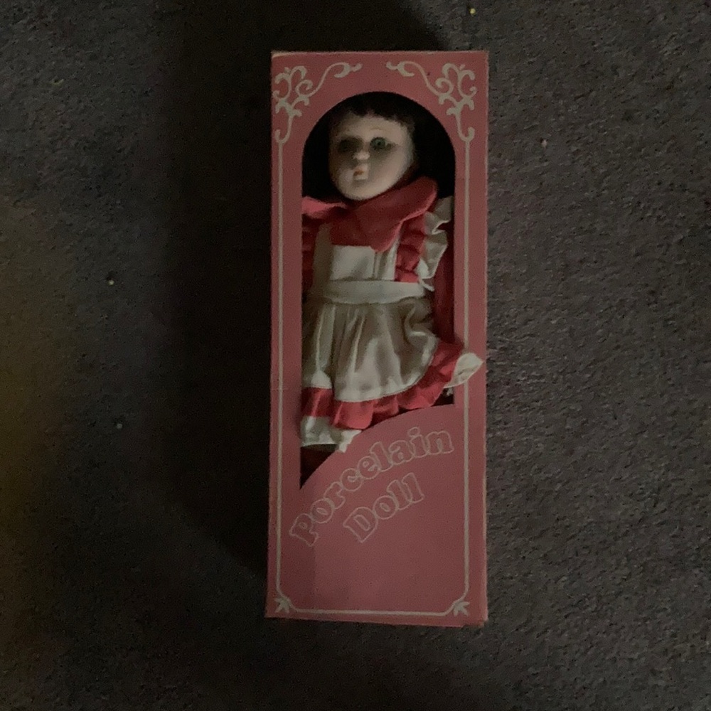 I’m selling 4 porcelain dolls
